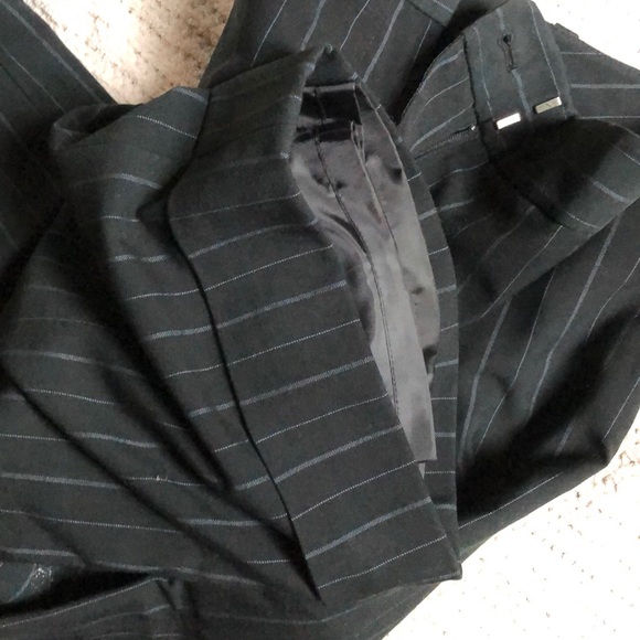 Ann Taylor pinstripe Capri pants fully lined - Picture 4 of 4